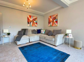 Beautiful Large 4 bedroom House - 5 Minute Walk to the Best Beach! - Great Location - Garden - Parking - Netflix - Fast WiFi - Smart TV - Newly decorated - sleeps up to 10! Close to Bournemouth & Pool